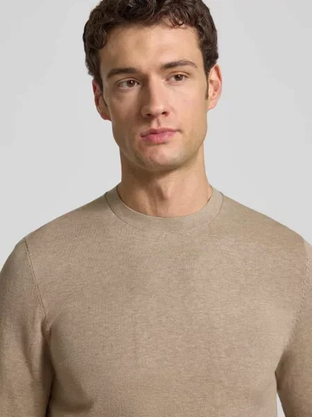 Sweter o kroju regular fit z dzianiny dodatkiem jedwabiu Profuomo beżowy