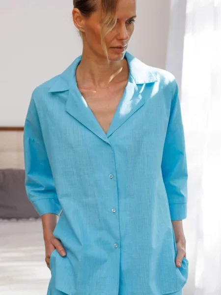 Легкая однотонная рубашка блакитна