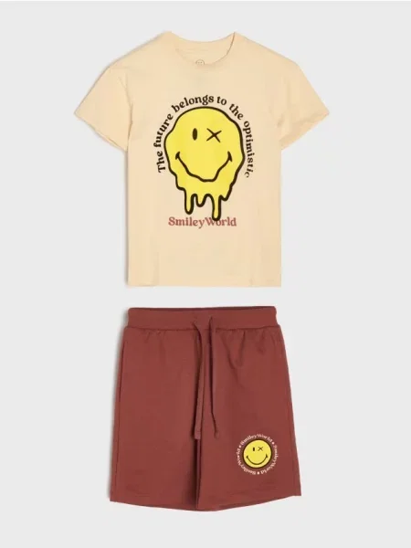 Sinsay loose fit komplet: tričko a šortky SmileyWorld® kaštanová