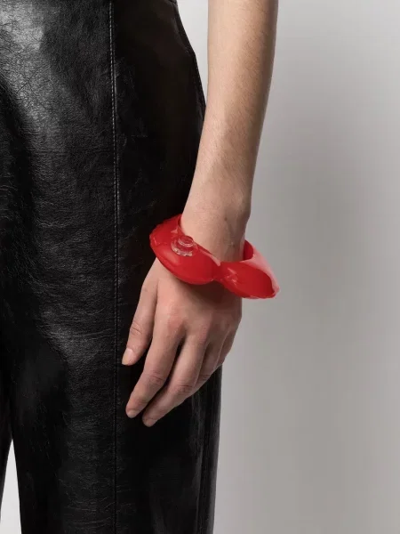 Apyranke Moschino su širdelėmis