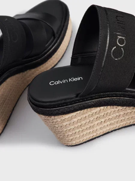 Босоножки Calvin Klein на танкетке черные