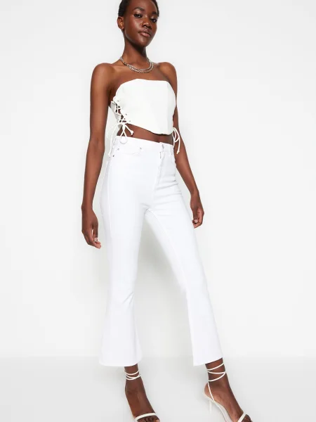 Blugi evazați Trendyol cu talie înaltă alb