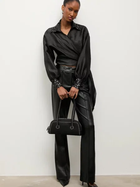 Блузка Answear.LAB з аплікацією чорний