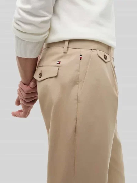 Chinosy o kroju tapered fit z mieszanki bawełny model Harlem' Tommy Hilfiger beżowe
