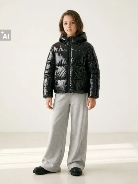 Sinsay Lesklá puffer bunda s kapucí černá