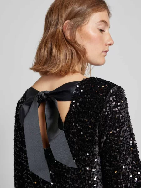 Sukienka cekinowa o kroju regular fit z kokardą model ‘KAM’ Pieces czarna