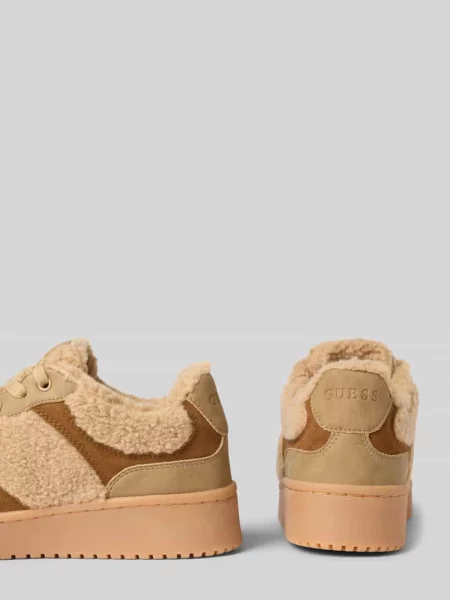 Sneakersy Guess ze sztucznego futra beżowe