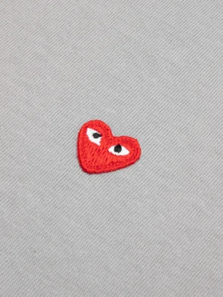 Tricou Comme Des Garcons Play cu motiv cu inimi gri