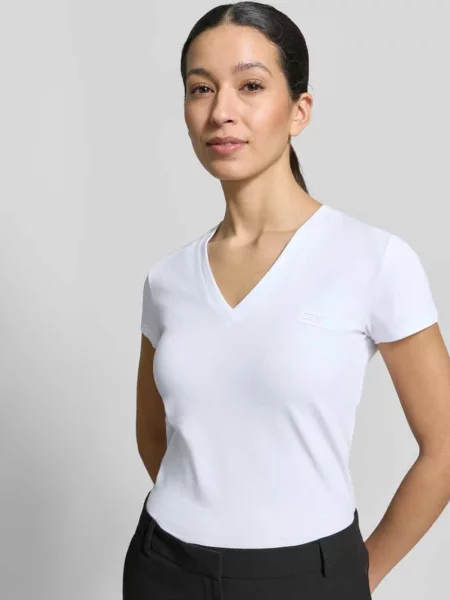 T-shirt z dekoltem w serek i naszytym logo Armani Exchange biała