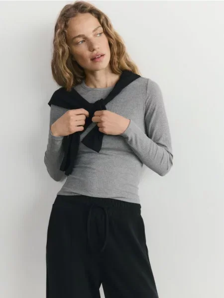 Reserved Tricou cu mânecă lungă cu conținut ridicat de modal deschis gri