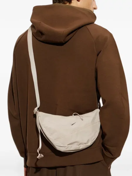 Decupat pantaloni scurți Nike cu broderie plasă roz
