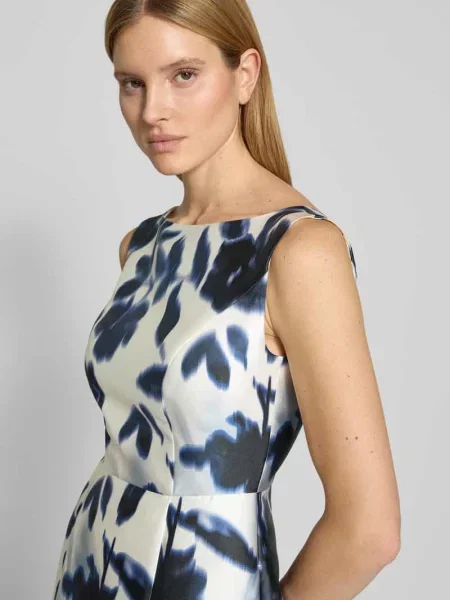 Sukienka wieczorowa w całościowym wzorze Swing niebieska