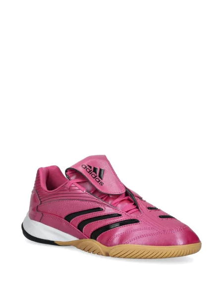 Sneakersy Adidas Predator w paski z dekoltem w serek z kapturem różowe