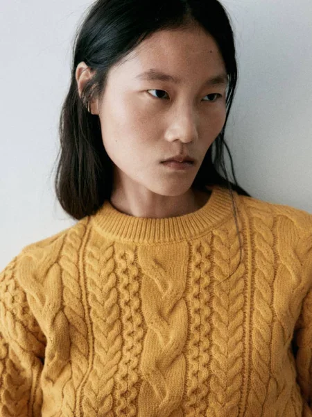 Sweter z dzianiny ze splotem warkoczowym z okrągłym dekoltem musztardowy Kobieta XS MANGO
