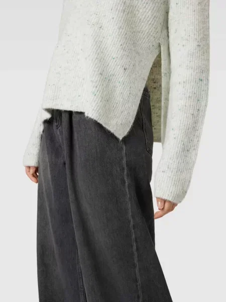 Sweter z dzianiny z bocznymi rozcięciami model ‘Pesolo’ Opus biały