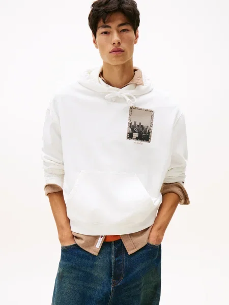 Tommy Jeans hanorac de bej cu glugă cu imprimeu negru