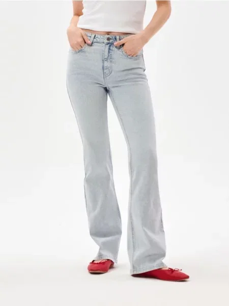 Розкльошені джинси із середньою талією синій