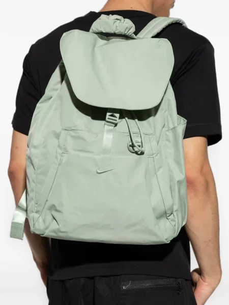 Decupat tricou Nike cu imagine cu cataramă verde