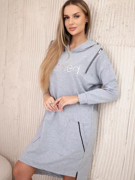 Sukienka Kesi z napisami garniturowa szara