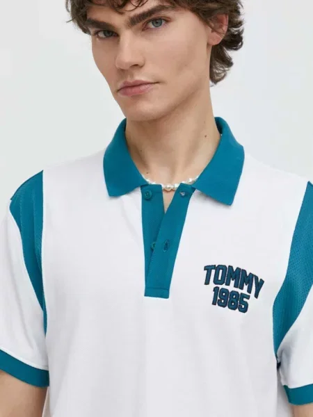 Тениска с яка Tommy Jeans с десен бяло