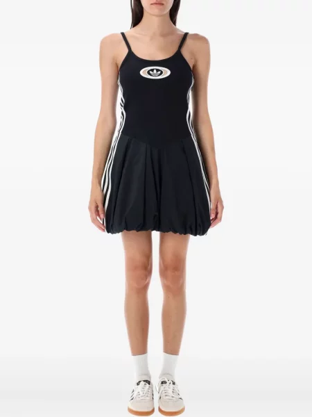 Pantaloni scurți Adidas zdrențuiți cu dungi din satin maro