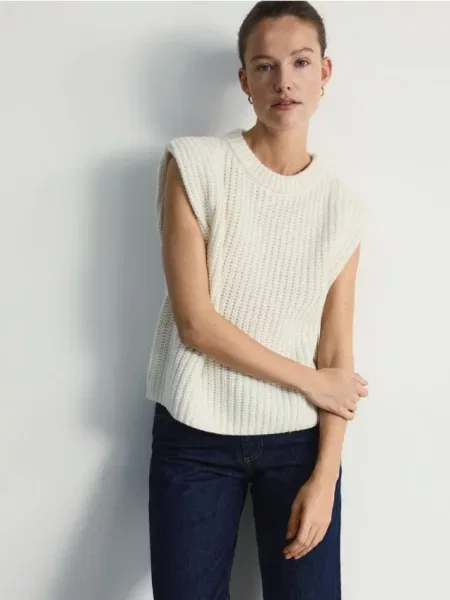 Reserved Трикотажний жилет з вовною нюдовий 