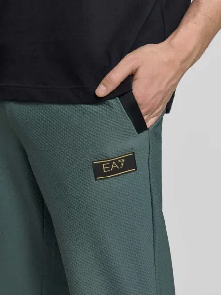 Spodnie dresowe o kroju regular fit z fakturowanym wzorem Ea7 Emporio Armani zielony