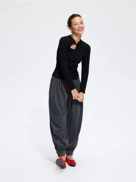 Reserved Top cu adaos de negru