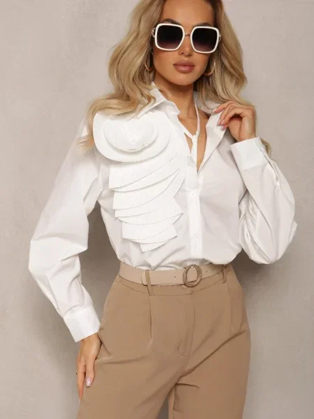 Koszula z Wiązanym Sznurkiem Przy Szyi i Ozdobną Aplikacją z Boku Oldivia biała