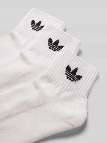 Haftowane skarpety Adidas Originals o krotszym kroju białe
