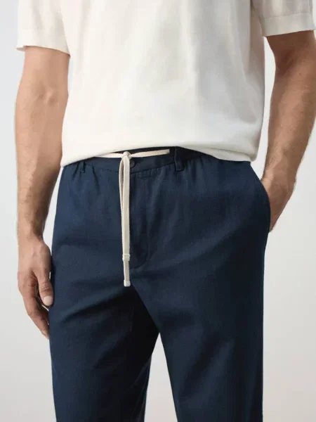 Spodnie relaxed fit z mieszanki bawełny i lnu Mężczyzna 38 MANGO MAN granatowy