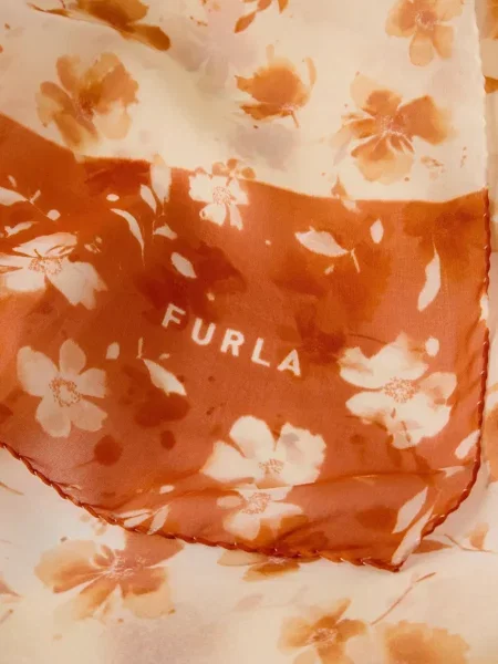 Fular Furla cu model floral cu imagine