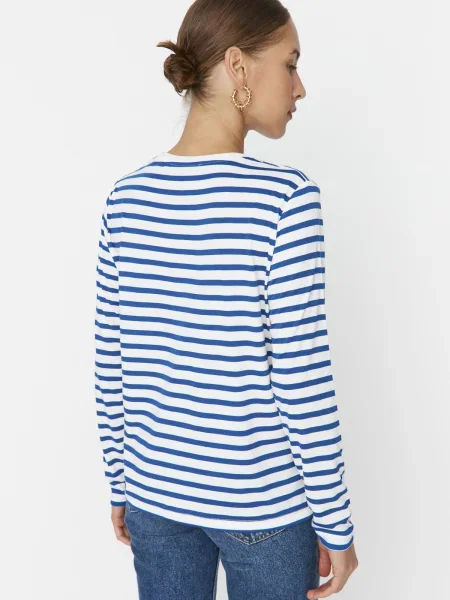 Tricou Trendyol cu dungi tricotate cu decolteu rotund alb