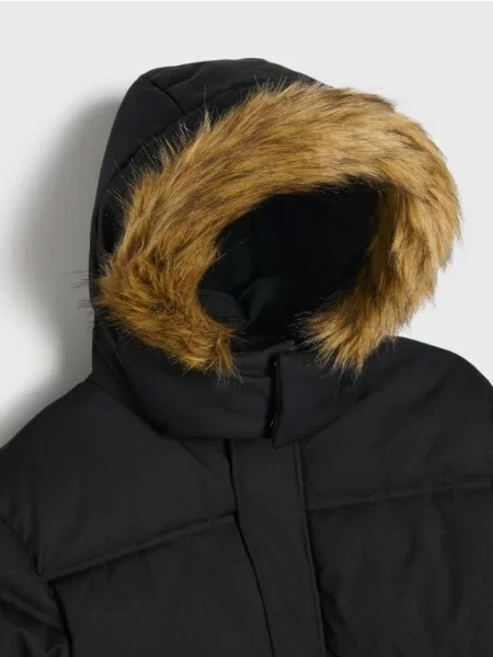 Sinsay Dlouhá puffer bunda s kožešinovým lemem na kapuci černá