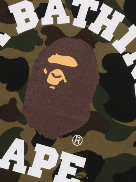 Tricou A Bathing Ape® cu model camuflaj verde