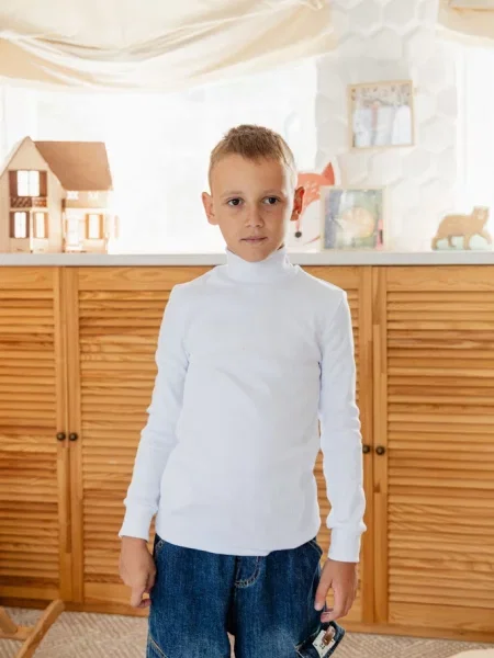 Гольф свитер носи своє белый