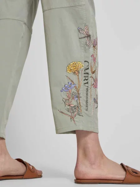 Spodnie o kroju tapered fit z wyhaftowanym motywem model ‘EVE’ Cambio khaki
