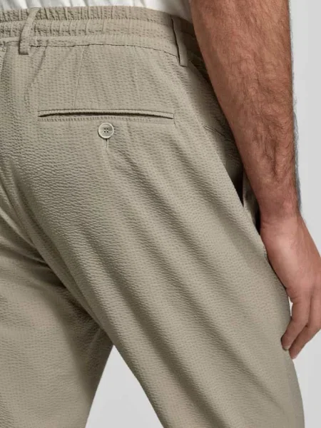 Spodnie materiałowe o kroju slim fit z fakturowanym wzorem Cruna