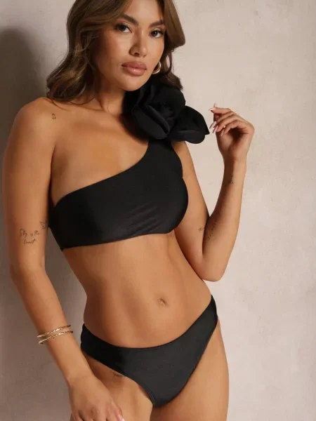 Bikini Stanik z Aplikacją Kwiatu na Jedno Ramię Majtki Typu Figi Valmelba czarne