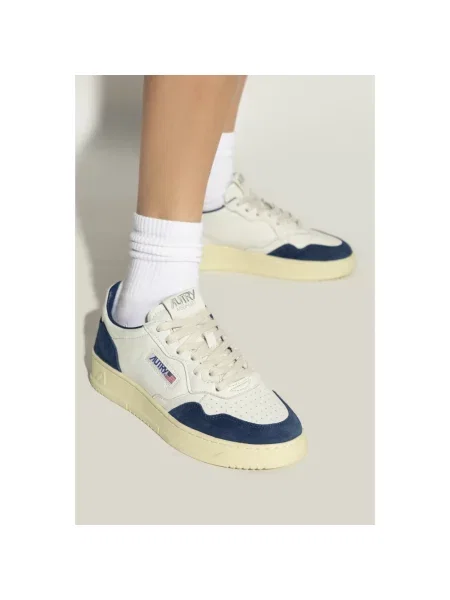 Sneakersy Autry zamszowe białe