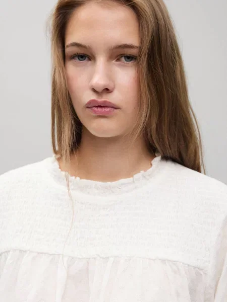 Bluzka o strukturze plastra miodu złamana biel Teen XXS MANGO TEEN