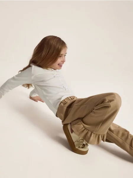 Reserved Штани з тканини з ланцюжком бежевий