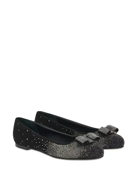 Balerinos Ferragamo su lankeliu juoda