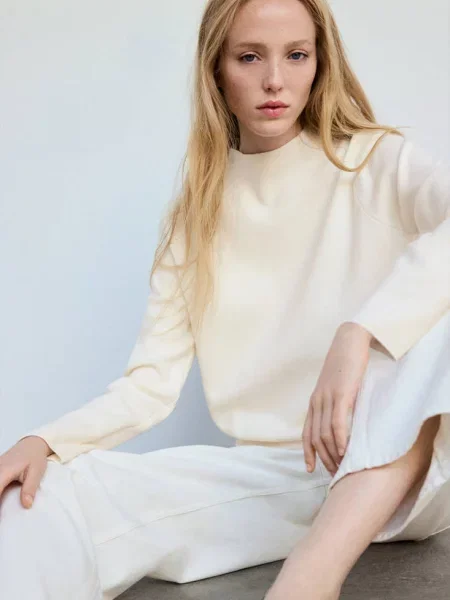Sweter z dzianiny z półgolfem kremowy / écru Kobieta M MANGO
