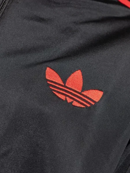 Cămașă Adidas cu dungi cu broderie clasică gri
