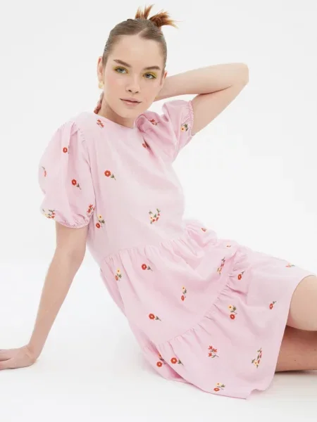 Sukienka mini Trendyol w kwiatki biała