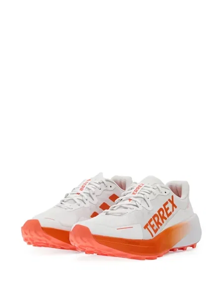 Pruhované tričko Adidas s autogramem s výstřihem do v černé