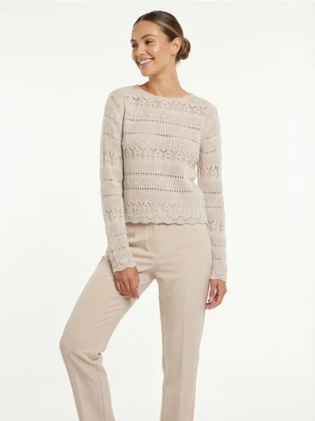 Ажурний светр із декоративним візерунком кремовий