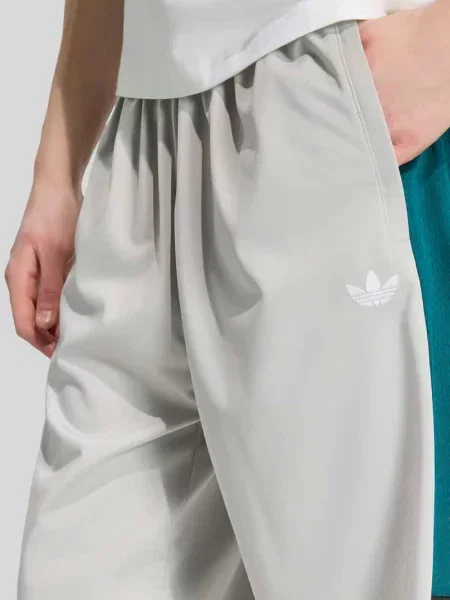 Szorty dresowe o kroju loose fit z wyhaftowanym logo Adidas Originals
