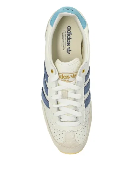 Pantaloni scurți Adidas zdrențuiți cu dungi din satin maro